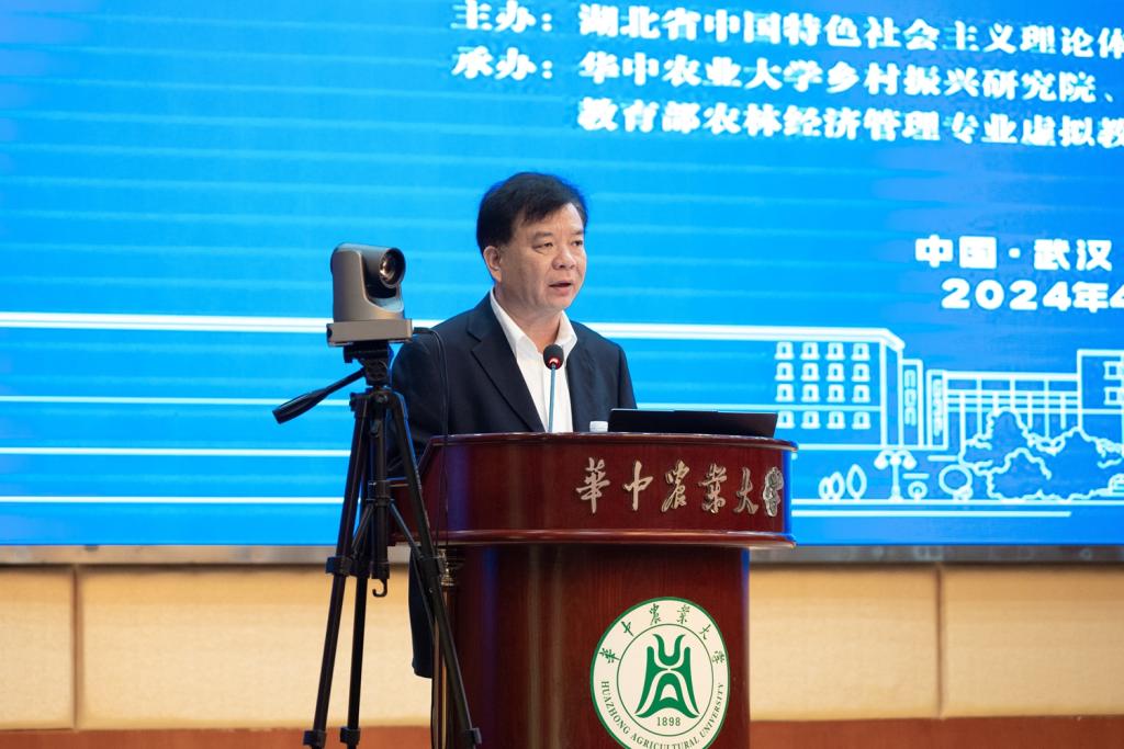 姚江林教授主持开幕(学通社记者 宁怡然 摄)_proc