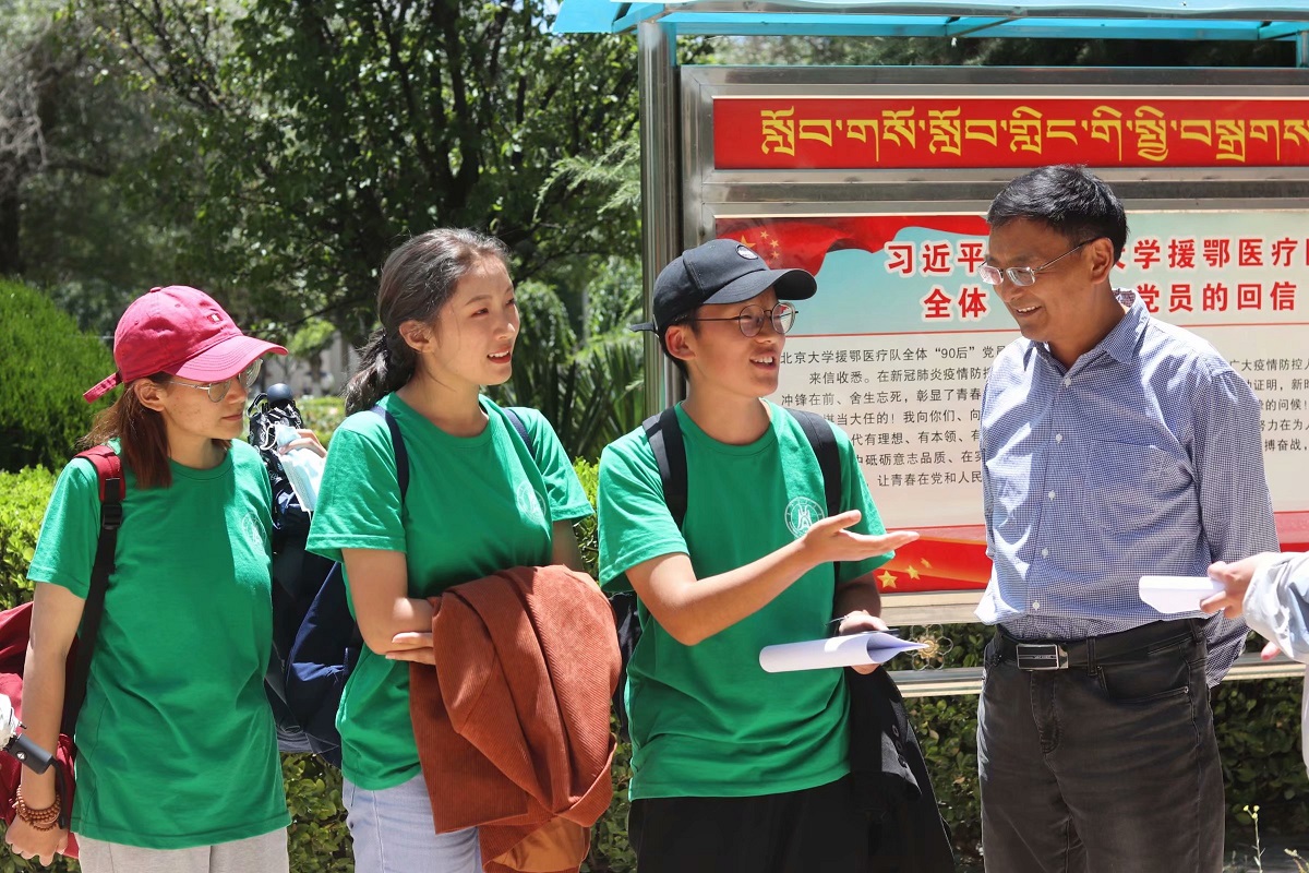 4西藏大学教育公司经理贡觉教授与实践队员交流